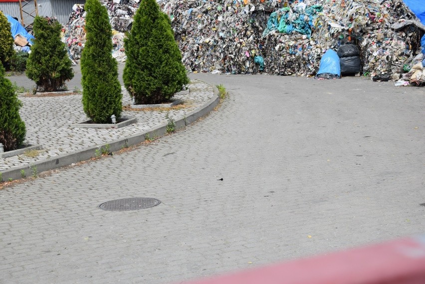 Sterty odpadów plastików, gum i szmat na terenie jednej z...