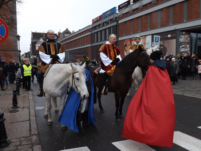 Pierwszy Orszak Trzech Króli w Kołobrzegu. Wyruszył po mszy odprawionej w bazylice [ZDJĘCIA] 