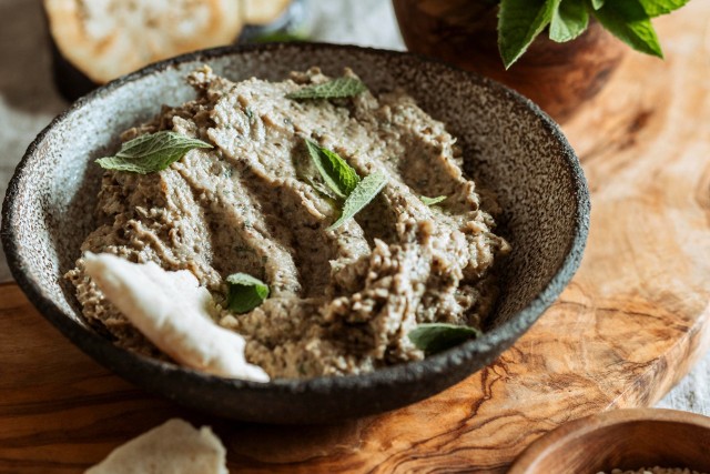 Katarzyna Bosacka zaprezentowała szybki sposób na hummus z bobu z dodatkiem pasty tahini. Idealna pasta na pożywne kanapki.