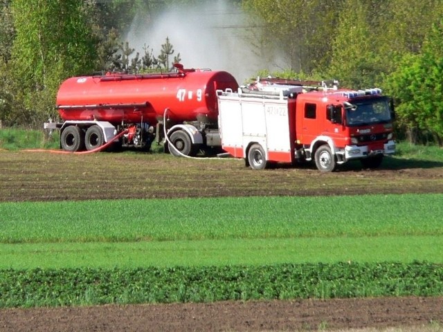 Na zdjęciu akcja neutralizacji szkodliwego chloru w lesie w Garczegorzu. 