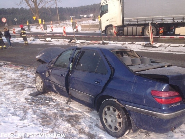 Kolejne dachowanie na S8, tym razem w Turzynie: kierowcy peugeota nic się nie stało