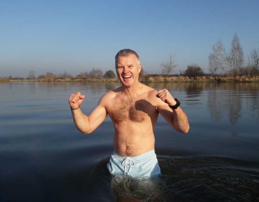 Białobrzeskie Morsy żwawo wskakiwały w niedzielę do zimnej kąpieli w Pilicy