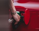 Zakaz sprzedaży aut spalinowych od 2035 zatwierdzony. Niemcy proponują e-paliwa. Co to oznacza? Jakie istnieją zagrożenia?