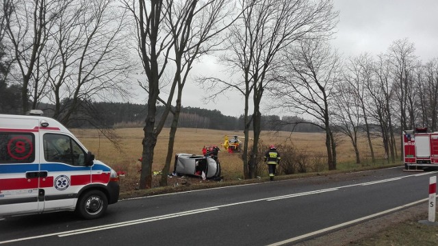W poniedziałek 15 lutego w południe doszło do groźnego wypadku na drodze krajowej 29. Na miejscu szybko pojawili się strażacy z Krosna Odrzańskiego.15 lutego, około godziny 12 w wyniku niezachowania szczególnej ostrożności na łuku drogi nr 29 samochód osobowy wypadł z szosy i uderzył w dwa przydrożne drzewa. Wyciągnięty z auta przez przednią szybę kierowca został przetransportowany śmigłowcem lotniczego pogotowia ratunkowego do szpitala w Zielonej Górze.