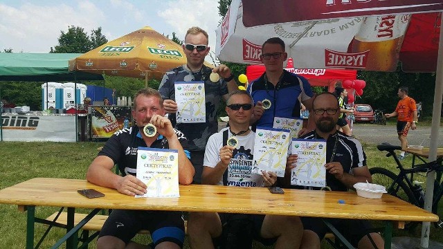 Kolarze ze Żnina z medalami za udział w Bikefun Maraton. Gratulujemy kondycji i wytrwałości!