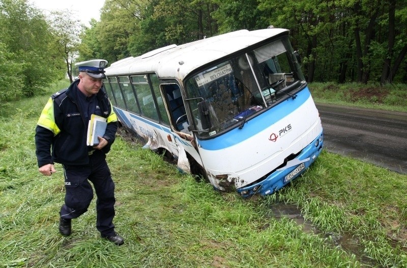 Groźny wypadek autobusu pod Pabianicami! Są ranni [zdjęcia, FILM]