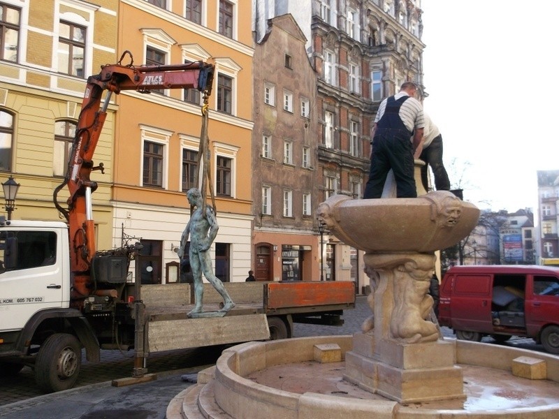 Wrocław: Szermierz zniknął z fontanny na pl. Uniwersyteckim (ZDJĘCIA)