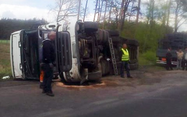 Na odcinku S3 pomiędzy Zieloną Górą a Nową Solą ciężarówka wypadła z drogi.