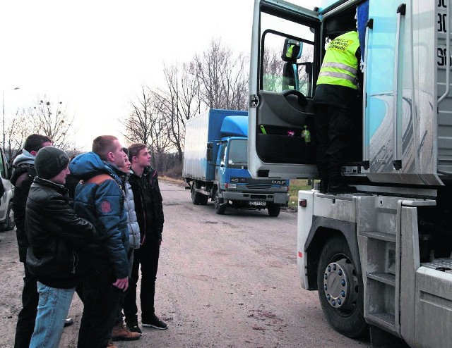 Młodzież z tarnobrzeskiego "rolnika" podczas zajęć wraz z pracownikami Inspekcji Transportu Drogowego z Rzeszowa.