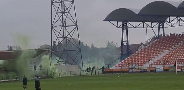 Do kolejnego incydentu z udziałem kibiców doszło w przerwie meczu Okręgowego Pucharu Polski, który odbył się w Ostrowcu Świętokrzyskim.