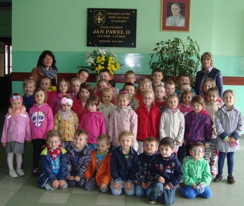 Przedszkolaki z Bukowy przed tablicą pamiątkową świętego...