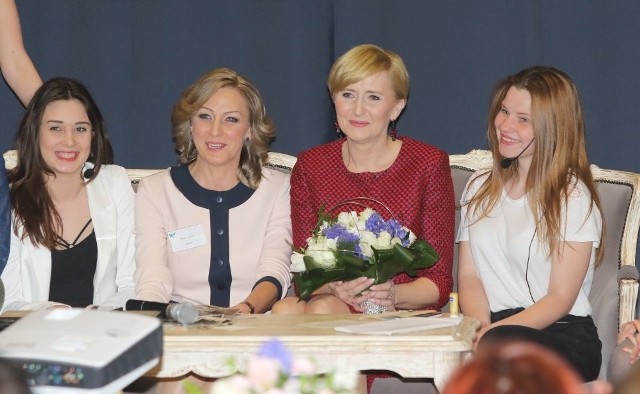 Na zdjęciu Pierwsza Dama Agata Duda, Beata Salata, dyrektor II Liceum Ogólnokształcącego w Końskich wraz z członkiniami szkolnego Teatru "Lustro".
