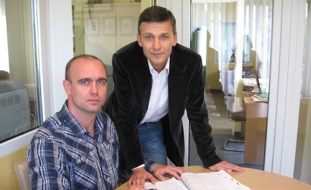Prezes Klim Brokers Krzysztof Klimczak (z prawej) z jednym z pracowników Arturem Jasterem.