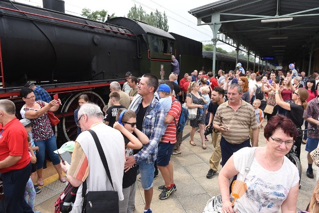 Prawdziwe parowozy i zabytkowe auta pojawiły się w piątek 21 lipca na dworcu kolejowym Toruń Główny przy peronie II. Pojazdy retro były jedną z głównych atrakcji imprezy na toruńskim dworcu. W jej trakcie można było zwiedzać Kolejową Izbę Tradycji oraz podziwiać inscenizację pt. „Toruńscy automobiliści oczekujący na pociąg w klimacie lat 30.”. Czas oczekiwania na pociągi umilała kapela „Semafor”.Zobacz też: Tak przebiega rozbudowa ŁódzkiejZOBACZ RÓWNIEŻ:Święto Policji w Toruniu: