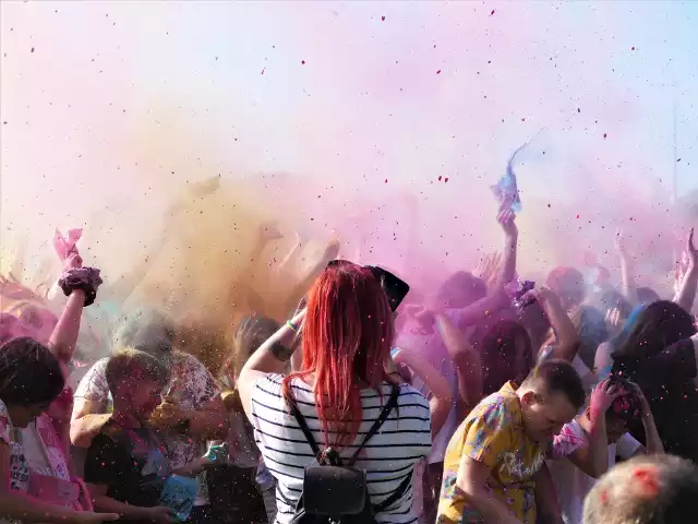 Tłumy mieszkańców miasta pojawiły się w sobotę na Kolor Fest Koszalin.