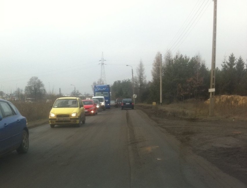 Błoto z budowy autostrady zalega na Rokicińskiej. Policja upomina budowlańców [ZDJĘCIA]