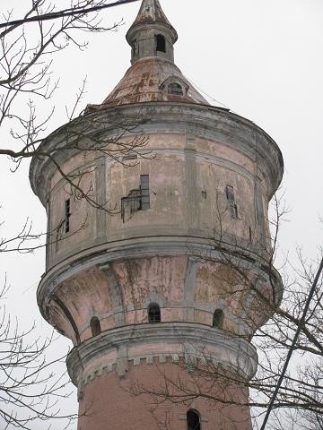 Zabytkowa wieża ciśnień w Drezdenku od lat niszczeje w oczach.