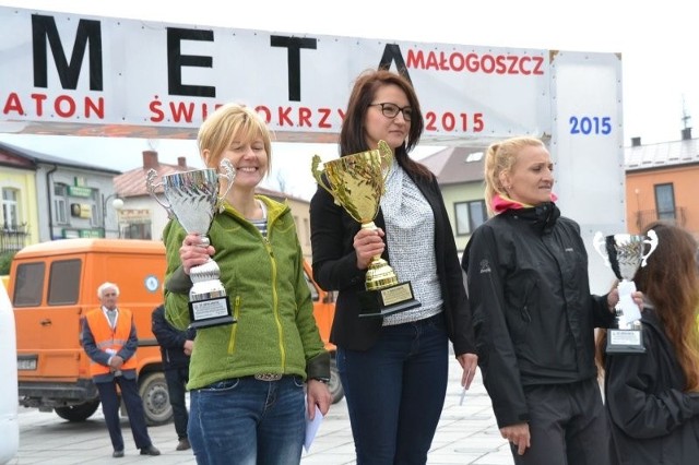 Wśród kobiet triumfowała Kamila Kucharska z Warszawy (w środku), która po raz drugi startowała w tym półmaratonie. 