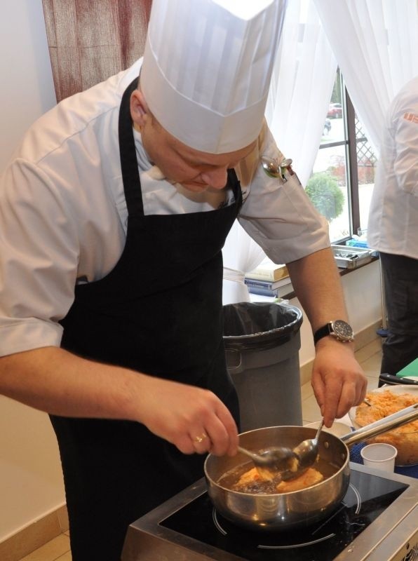 Kulinarne prezentacje w Dworze DwikozyDo pracy  przystępuje pierwszy zespół kucharzy.