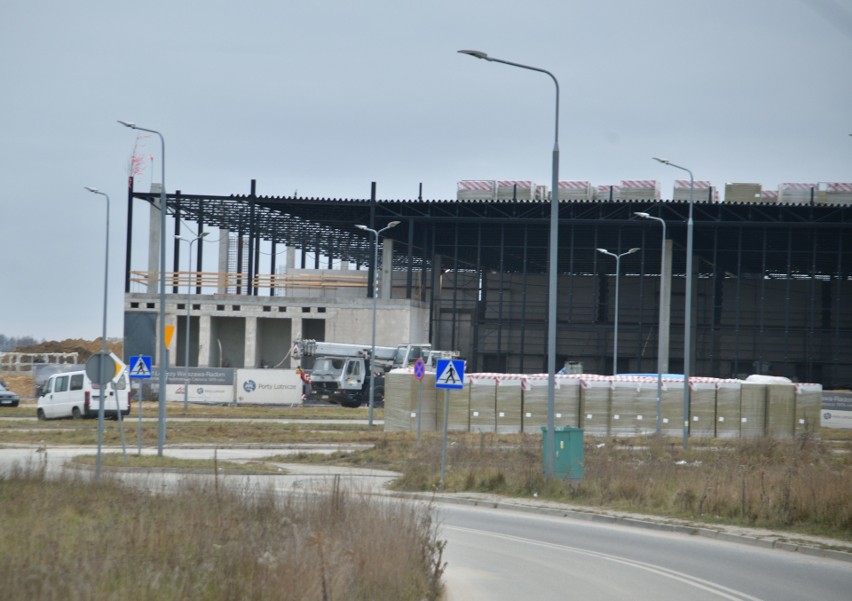 Terminal na lotnisku w Radomiu rośnie w oczach. Najkosztowniejsza inwestycja bez opóźnień - zobacz zdjęcia