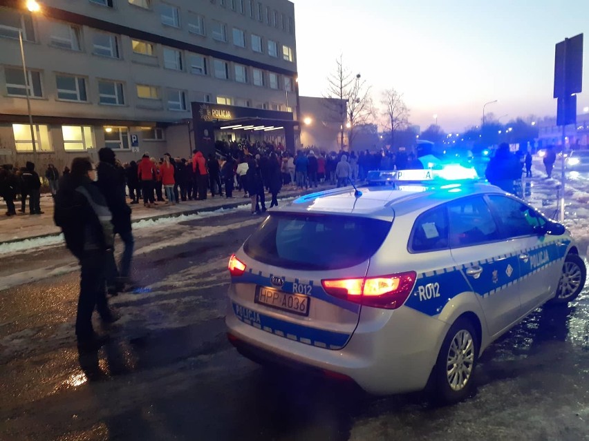 Protest przed komendą policji w Rybniku po zamieszkach przed...