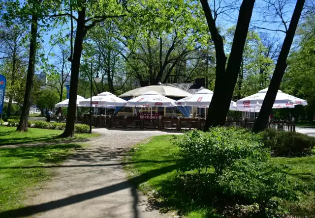 Dużą ilość stolików przygotowała restauracja Parkowa w Parku Kościuszki w Radomiu.