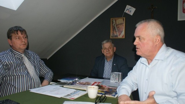 Z lewej asystent społeczny posła PiS Robert Matuszewski, w głębi poseł Aleksander Mrówczyński, z prawej kandydat na radnego Anatol Griniewicz