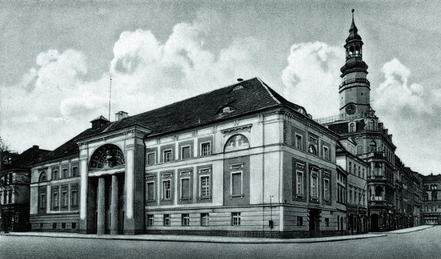 Budynek teatru po ostatniej przebudowie w 1928 r. Taki wygląd zachował aż do tragicznego w skutkach oblężenia miasta w 1945 roku.