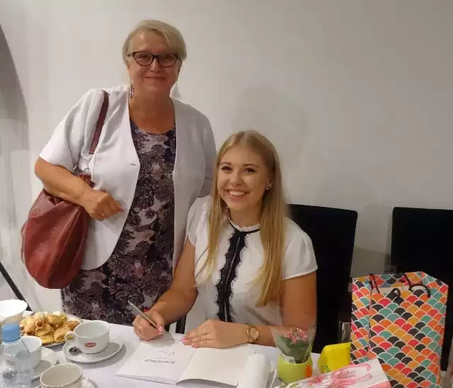 Aleksandra Knap na promocji swojego najnowszego tomiku wierszy „Konstelacje” w Miejskiej Bibliotece