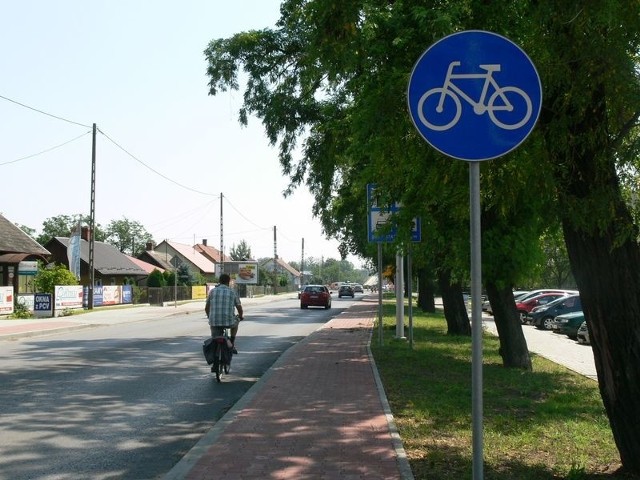 Ścieżka rowerowa przy ulicy Sienkiewicza w Tarnobrzegu to jedna z wielu tras, gdzie rowerzyści łamią prawo utrudniając przejazd samochodom.