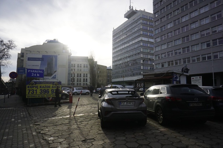 Parking przy ul. Piekary w Poznaniu to jedno z najbardziej...