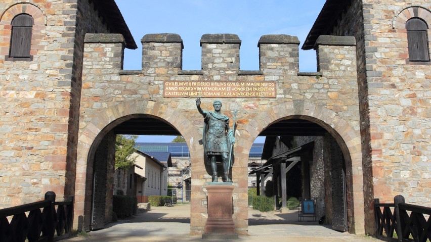 Saalburg - wejście do zrekonstruowanego rzymskiego fortu