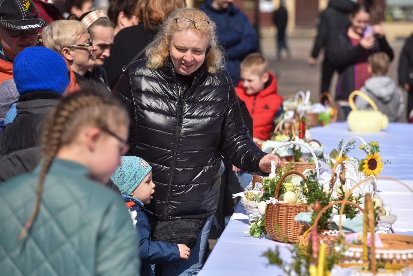 Tradycyjna święconka na Rynku Staromiejskim w Toruniu