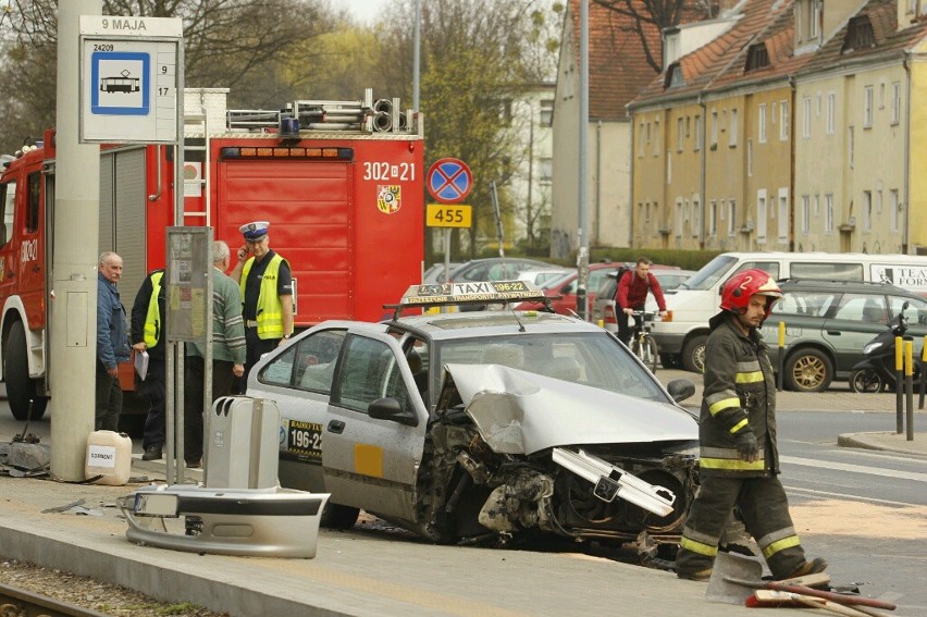 Wrocław: Wypadek taksówki na Mickiewicza (ZDJĘCIA)