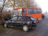 Zderzenie szkolnego autobusu z golfem w Garbowie! Na ratunek śmigłowiec (zdjęcia)