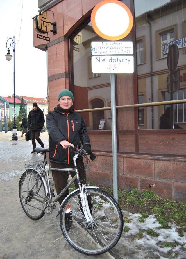 Piotr Mankiewicz, szef Stowarzyszenia Chrzanowskich Cyklistów cieszy się z wpuszczenia na Rynek dwóch kółek