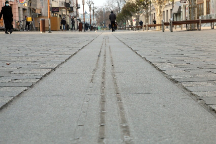 Prowadnice dla niewidomych zniknęły z Krakowskiego Przedmieścia w Lublinie. Dlaczego?