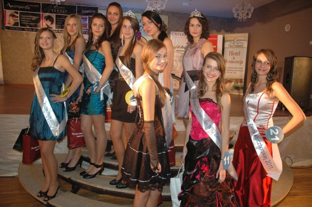 Rok 2010, od lewej: Miss Młodszych Nastolatek Anita Chmielewska, Miss Polonia Ziemi Kluczborskiej Aleksandra Polanowska, Miss Nastolatek Anna Niewolińska i Miss Czytelników NTO Malwina Kowalik.