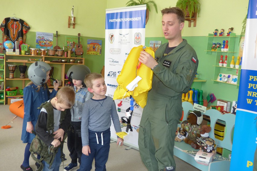 Tarnów. Piloci odwiedzili przedszkolaków i opowiedzieli im o lataniu [GALERIA]