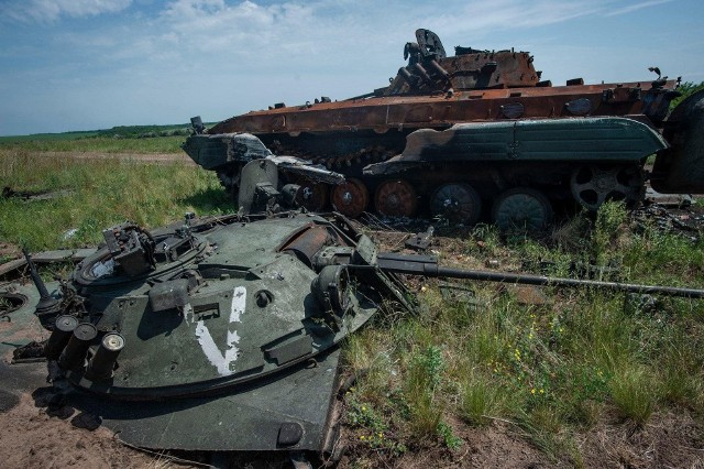 Według jednego z rosyjskich rozmówców, rosyjskie dowództwo wojskowe nie ma czasu usuwać martwych z pola bitwy na Ukrainie, więc trupy rosyjskich wojskowych leżą na otwartej przestrzeni przez dłuższy czas, rozkładając się i wywołując nieznośny odór