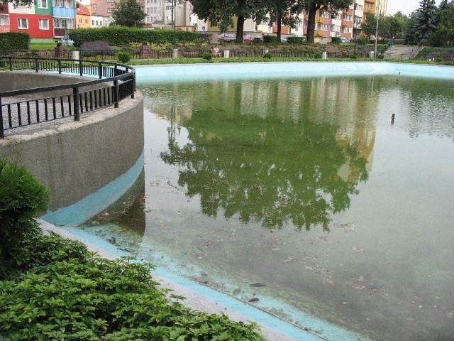 Ta fontanna na pl. Jana z Głogowa urodą nie grzeszy. Kolorystyką trochę przypomina basen sprzed lat