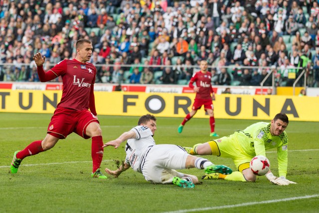 Alan Uryga (z lewej) w barwach Wisły Kraków rozegrał 90 spotkań w ekstraklasie. Nie strzelił jeszcze gola