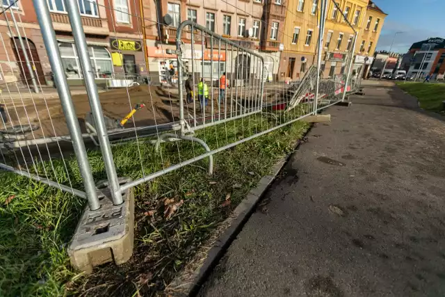 Wodociągi sprawdzają czy uszkodzenie chodnika i ścieżki rowerowej to efekt prac przy budowie zbiornika retencyjnego przy placu Poznańskim