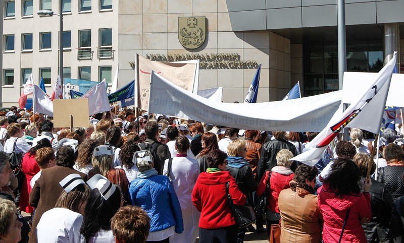 Protest pielęgniarek przed Urzędem Marszałkowskim w...