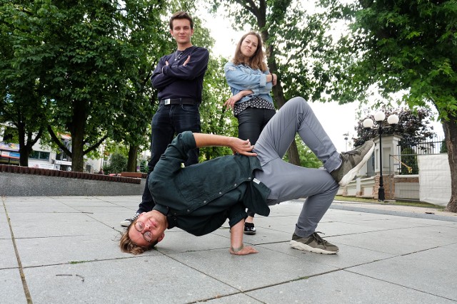 Piotr Babulewicz (od lewej), Maria Mirucka i Kamil Siwek robią uliczne pokazy taneczne. Teraz chcą wyruszyć nad morze.