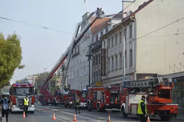 - Pali się budynek sąsiadujący z Urzędem Miasta w Gorzowie - poinformował nas Czytelnik. Okazuje się, że płomienie pojawiły się w Starym Domu Towarowym, sąsiadującym z gorzowskim magistratem. Z budynku Starego Domu Towarowego i sąsiadującej z nim Kamienicy Artystycznej Lamus trzeba było ewakuować ludzi. Płomienie i dym pojawiły się około godziny 12. Z relacji świadków wynika, że ogień pojawił się w górnych partiach budynku. Strażacy prawdopodobnie będą rozbierali dach kamienicy, aby dostać się do źródła ognia.Osiem wozów strażacki przyjechało po 12.00 gasić pożar w centrum Gorzowa. Straż wysłała na miejsce tak duże siły (z cysterną włącznie) ponieważ SDH jest częścią zwartej zabudowy: z boku jest min. Urząd Miasta.Przed 13.00 było po akcji, strażacy na wszelki wypadek doglądali miejsca pożaru i upewniali się, że nie ma już płomieni.Przeczytaj też:  Pożar katedry w Gorzowie z lotu ptaka [WIDEO]