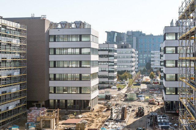 Na początku przyszłego roku ma się zakończyć budowa całego kompleksu biurowego Business Garden Poznań. Łącznie powstanie dziewięć biurowców i wielopoziomowy parking. Na terenie miasteczka biurowego znajdzie się też przedszkole, kantyny, a już dziś można korzystać z boisk sportowych.