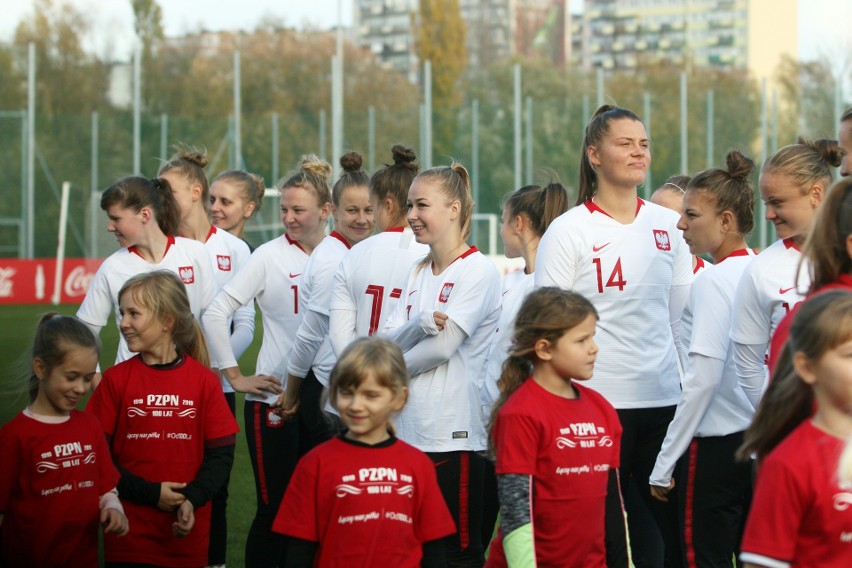 Reprezentacja Polski kontra 100 młodych piłkarek. Wyjątkowy mecz na zdjęciach