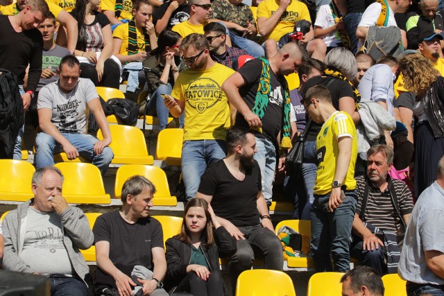 Ponad trzy tysiące kibiców pojawiło się w sobotę na derbowym meczu GKS Katowice - GKS Tychy. Część fanów dotarła na stadion pieszo, a spotkanie poprzedziło między innymi zgromadzenie pod Teatrem Wyspiańskiego i racowisko na Alei Korfantego.Na trybunach mogli zasiąść tylko kibice gospodarzy. Blaszok zapełniał się powoli, ale ostatecznie piłkarze Katowic nie mogli narzekać na doping. Główną część ogrodzenia zajmował transparent "Nie dla nas forma zła"