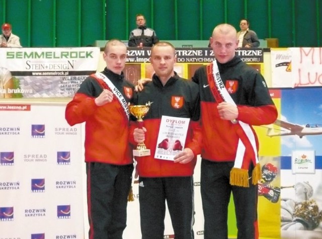 Mistrz Polski Juniorów Paweł Wierzbicki (z prawej) i wicemistrz Krystian Kułak (z lewej) z trenerem Tomaszem Potapczykiem 